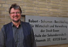 Pfarrer Wolfgang Kemper vor dem Robert Schuman Berufskolleg Essen ©Wolfgang Kemper